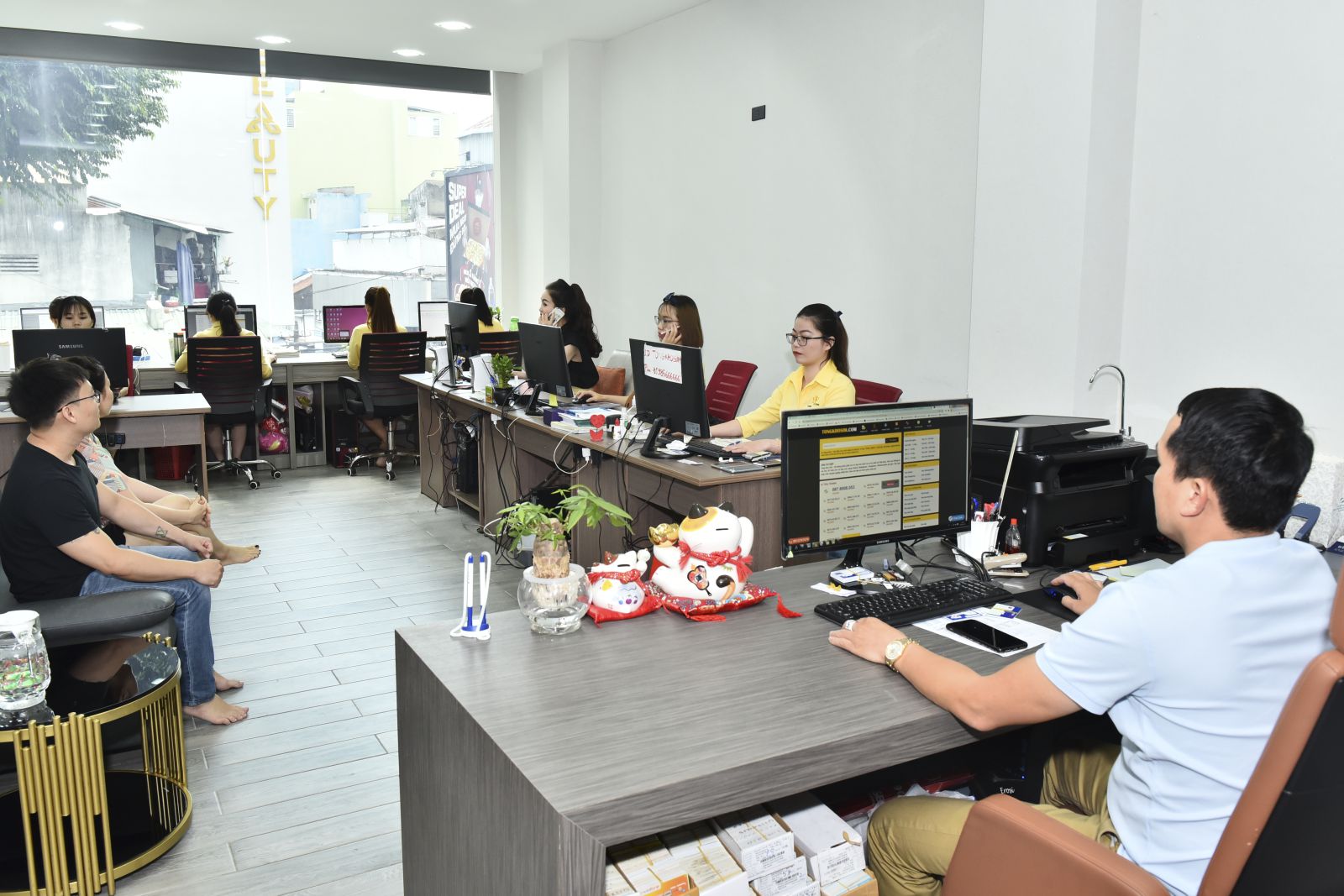đội ngũ nhân viên tại tổng kho sim